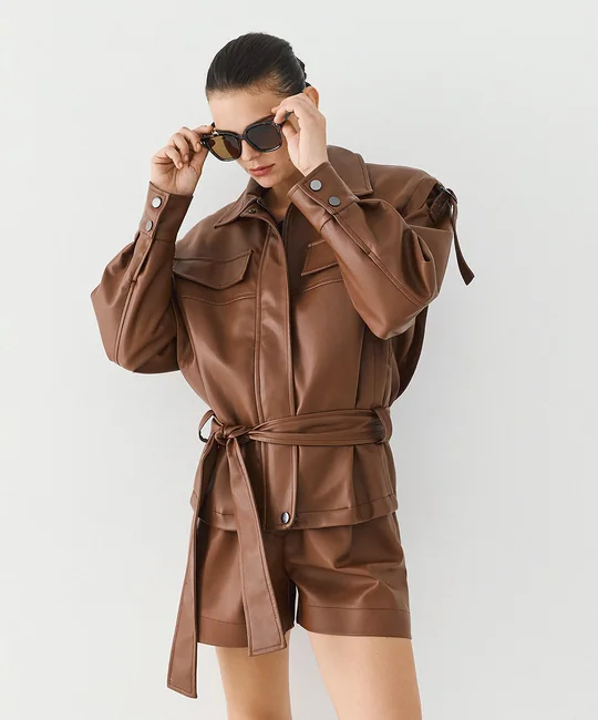 Veste en simili cuir ceinturée